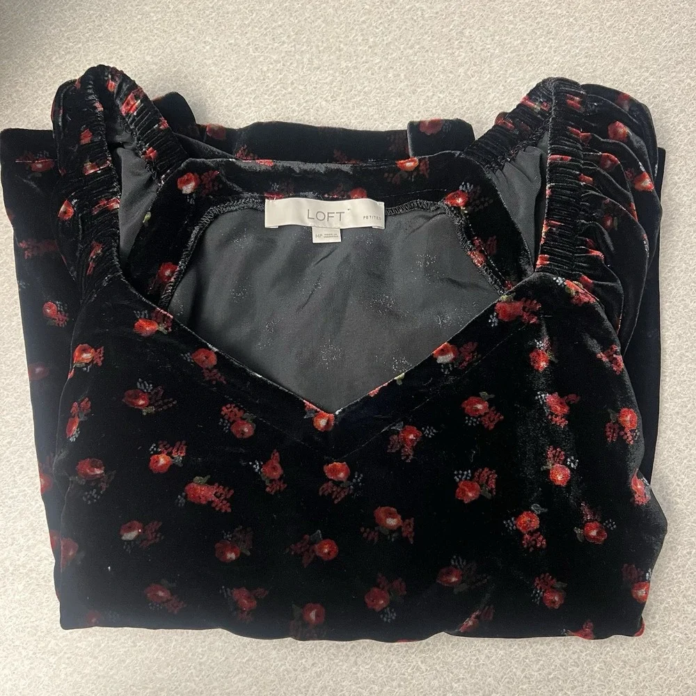 Loft Velour Floral Top Puff Sleeve Black Red Floral Medium Petite‎ Women's